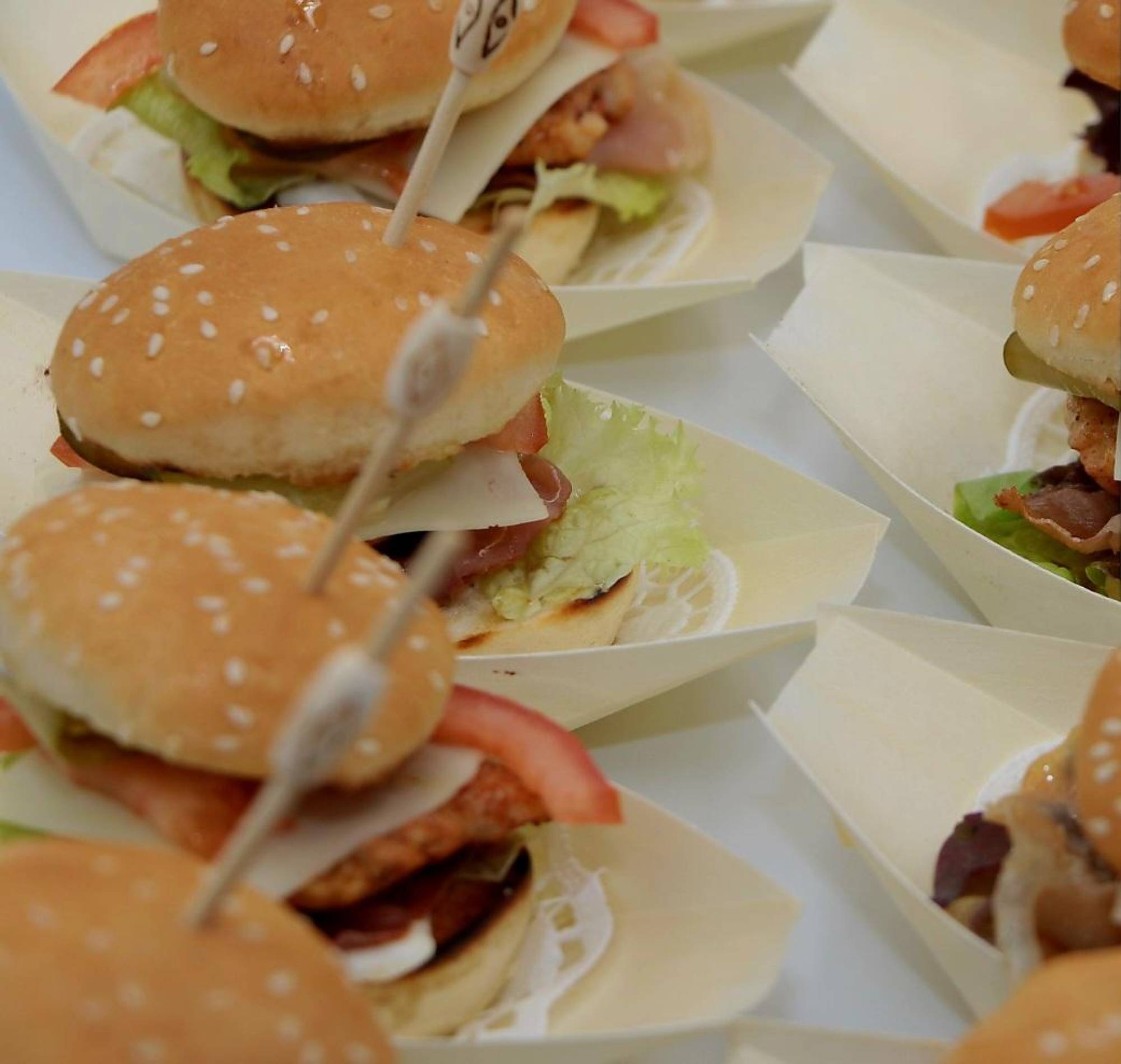 Kurací Miniburger v bambusových lodičkách (20ks) — ďalšia fotografia